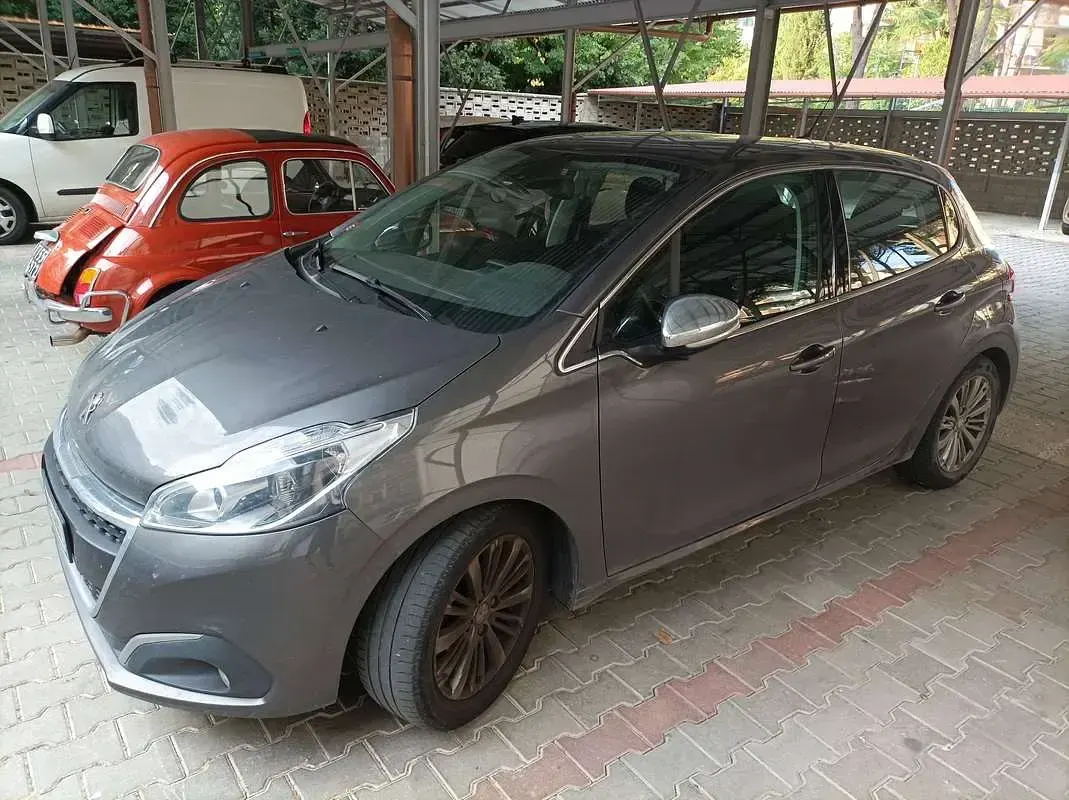 Usata Peugeot 208 Allure 83 CV (61 kW) 2019 Argento Utilitaria