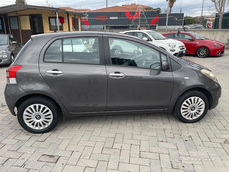 Usata Toyota Yaris Sol 69 CV (50 kW) 2011 Grigio Utilitaria