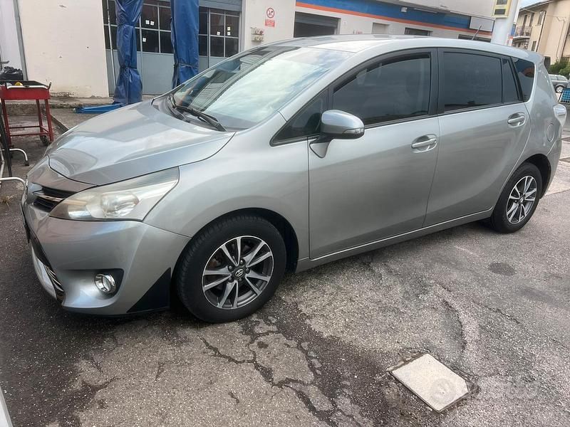 Usata Toyota Verso 2013 Grigio Monovolume