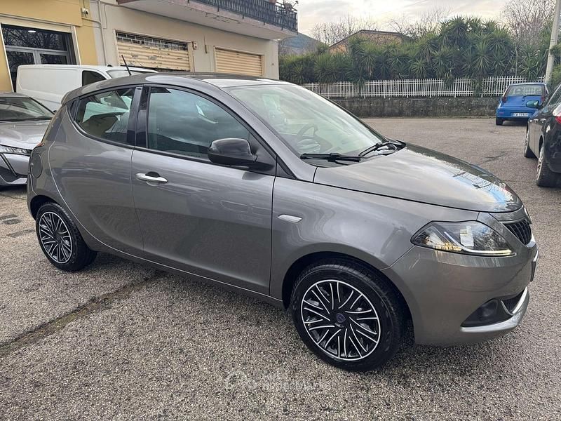 Usata Lancia Ypsilon Silver 69 CV (50 kW) 2022 Grigio Utilitaria