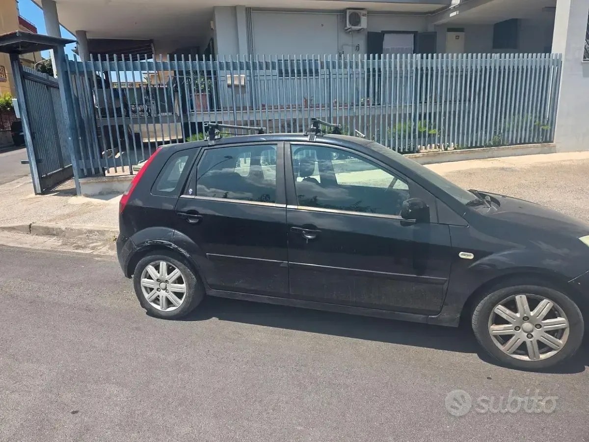Usata Ford Fiesta 68 CV (50 kW) 2004 Nero Utilitaria