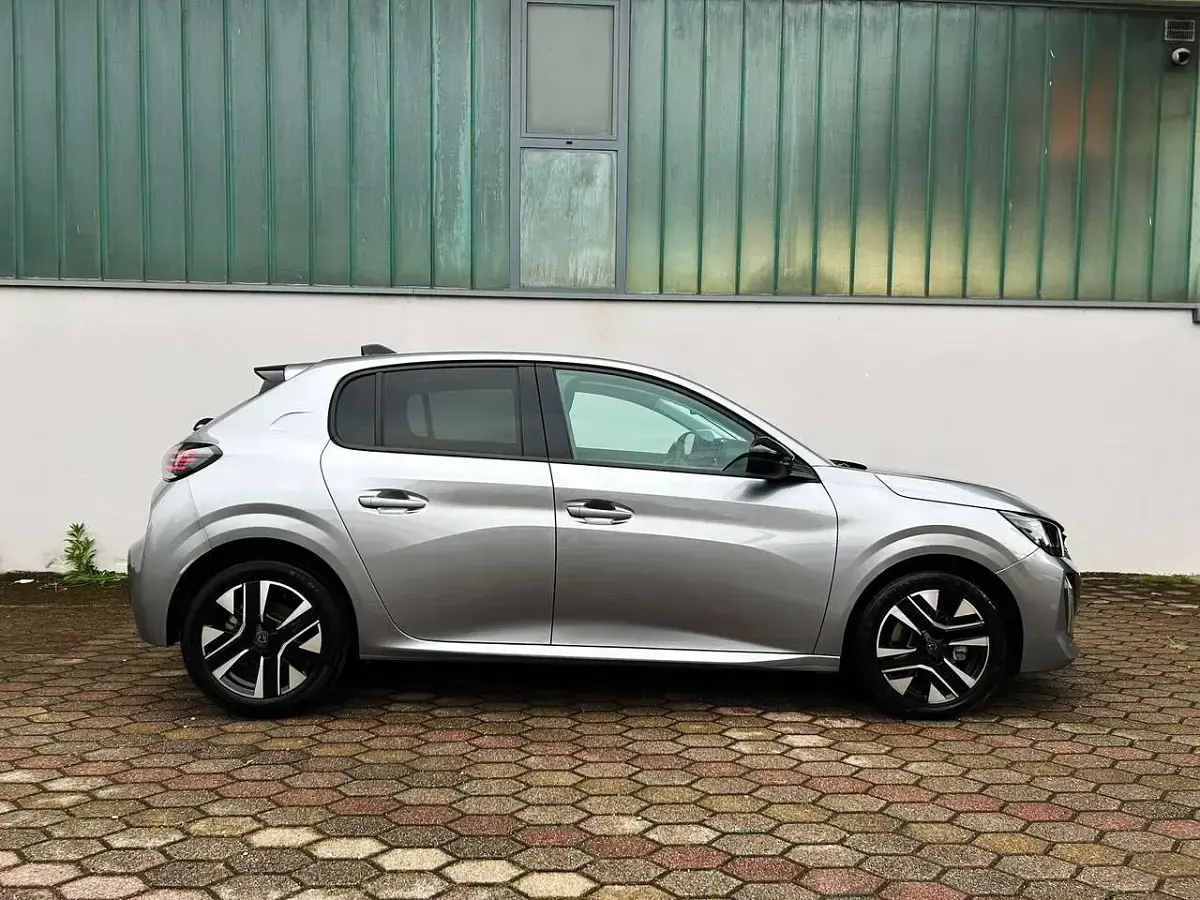 Usata Peugeot 208 Allure 101 CV (74 kW) 2025 Grigio artense Utilitaria