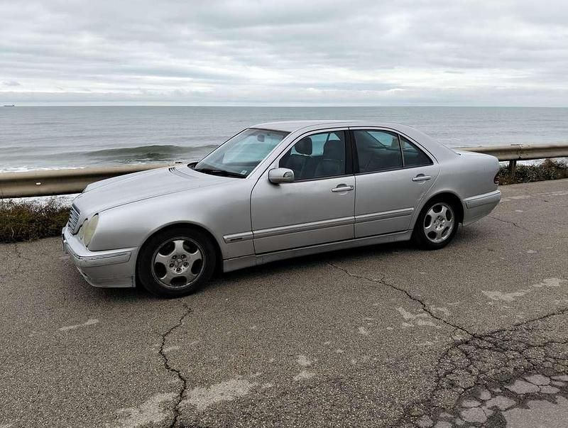 Usata Mercedes E320 Avantgarde 197 CV (144 kW) 2001 Argento Berlina