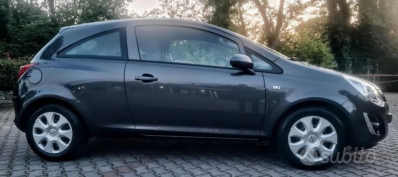 Usata Opel Corsa 85 CV (62 kW) 2013 Marrone Utilitaria