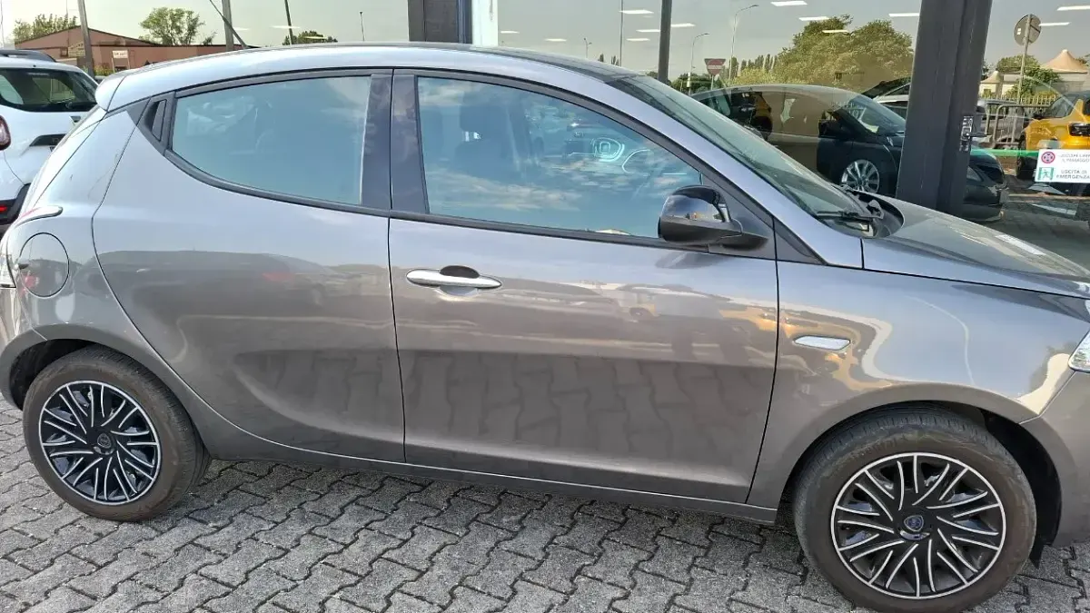 Usata Lancia Ypsilon 69 CV (50 kW) 2019 Grigio