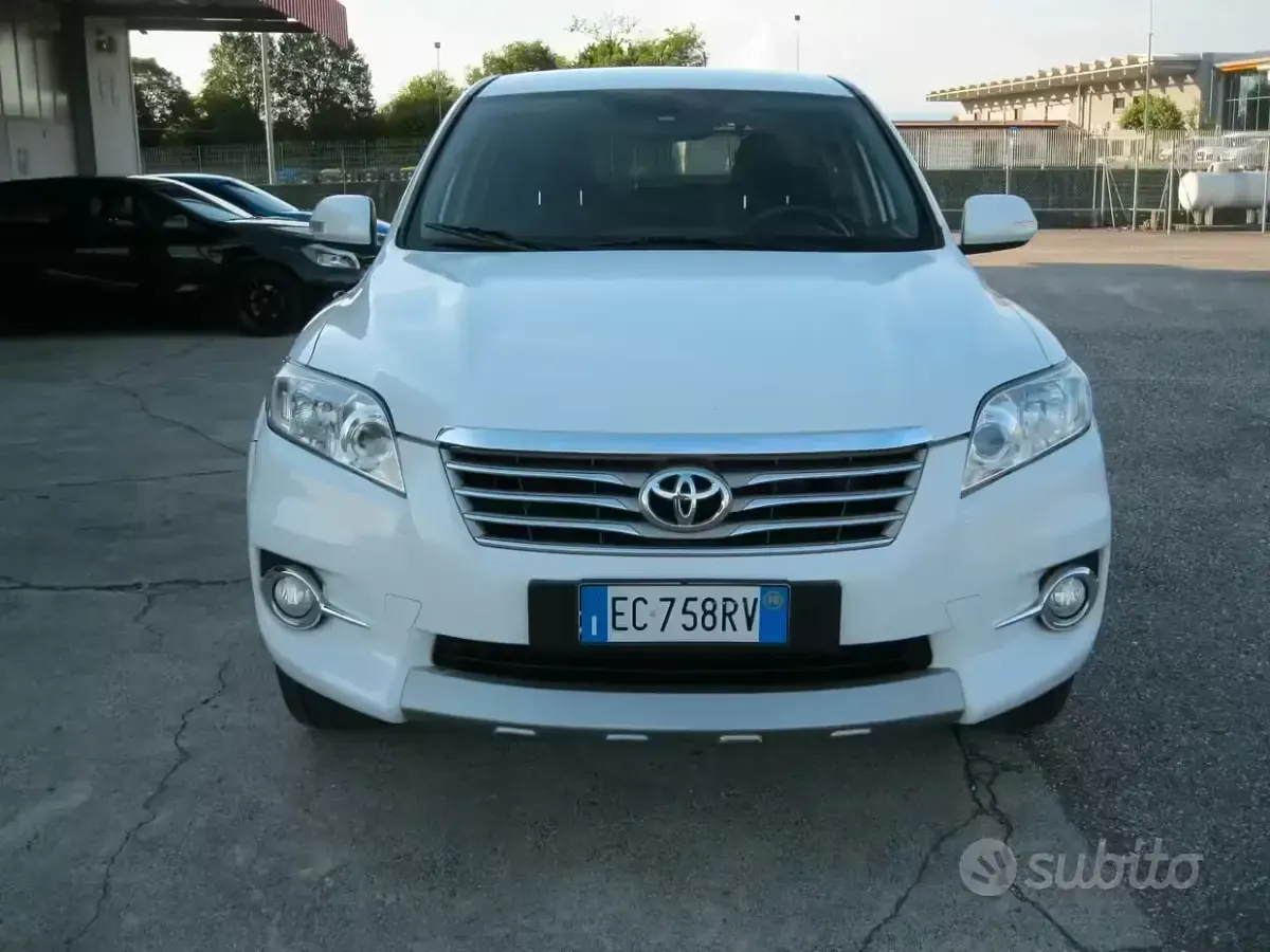 Usata Toyota RAV4 Executive 150 CV (110 kW) 2010 Bianco SUV