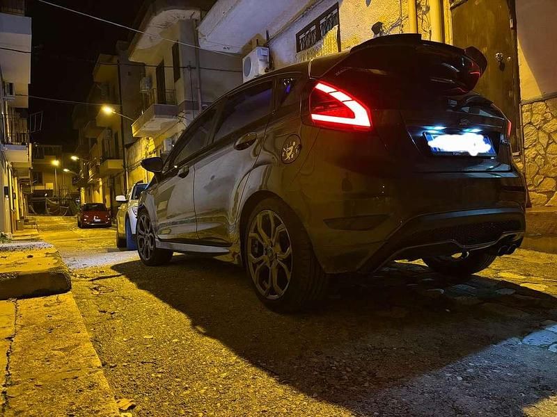 Usata Ford Fiesta ST-Line 75 CV (55 kW) 2017 Grigio Berlina