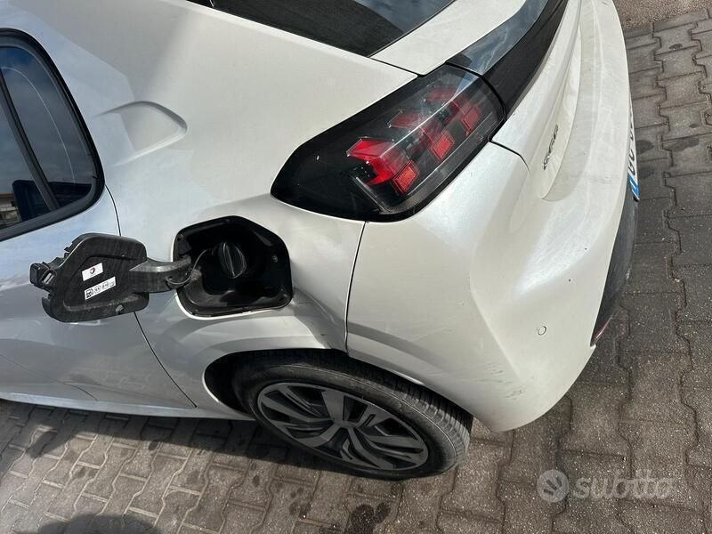 Usata Peugeot 208 Allure 101 CV (74 kW) 2020 Bianco Utilitaria