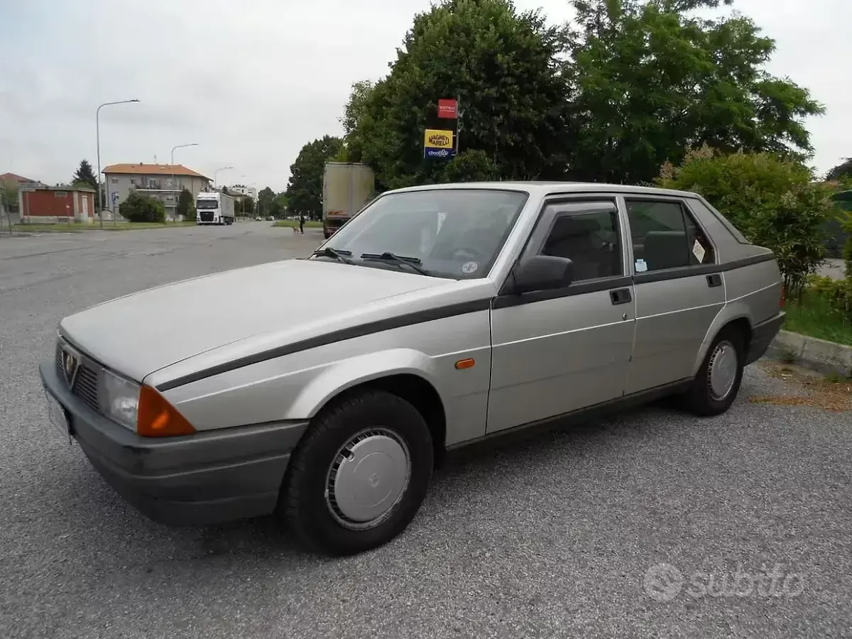 Usata Alfa Romeo 75 110 CV (80 kW) 1988 Grigio Berlina