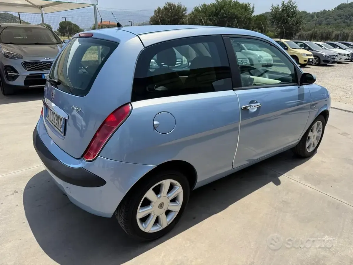 Usata Lancia Ypsilon 69 CV (50 kW) 2006 Bluazzurro Utilitaria
