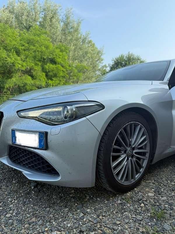 Argento Usata 2016 Alfa Romeo Giulia Business Tre volumi | 12.100 € (Buon prezzo) - Immagine 1/4