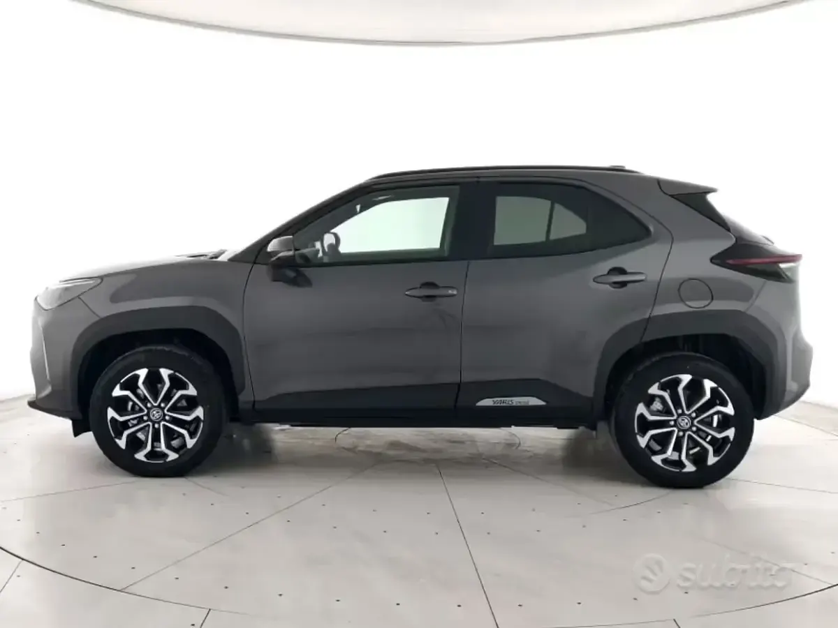 Nuova Toyota Yaris Cross Trend 92 CV (67 kW) 2026 Grigio met SUV