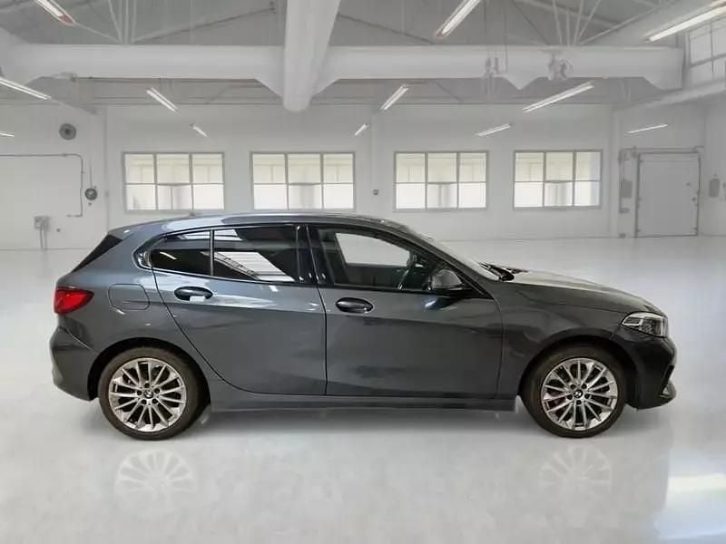 Usado BMW 118 Sport Line 136 HP (100 kW) 2021 Cinzento Citadino