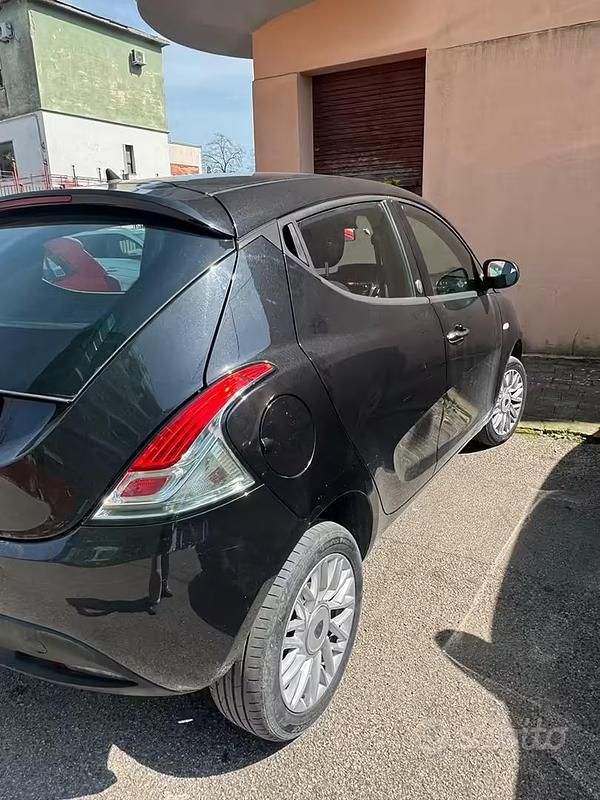 Usata Lancia Ypsilon 80 CV (58 kW) 2013 Nero Utilitaria