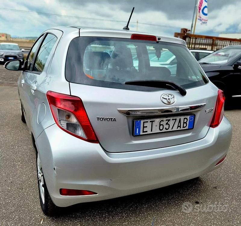 Usata Toyota Yaris Lounge 69 CV (50 kW) 2014 Grigio Utilitaria