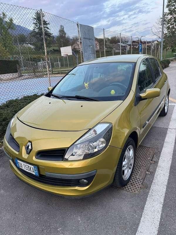 Usata Renault Clio III 75 CV (55 kW) 2006 Oro Berlina