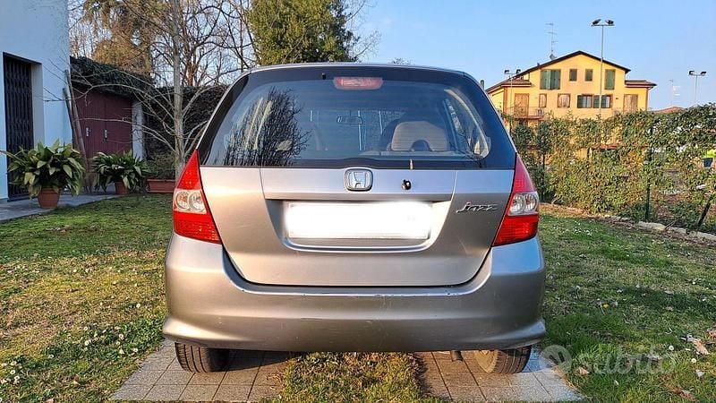 Usata Honda Jazz 78 CV (57 kW) 2005 Grigio Utilitaria