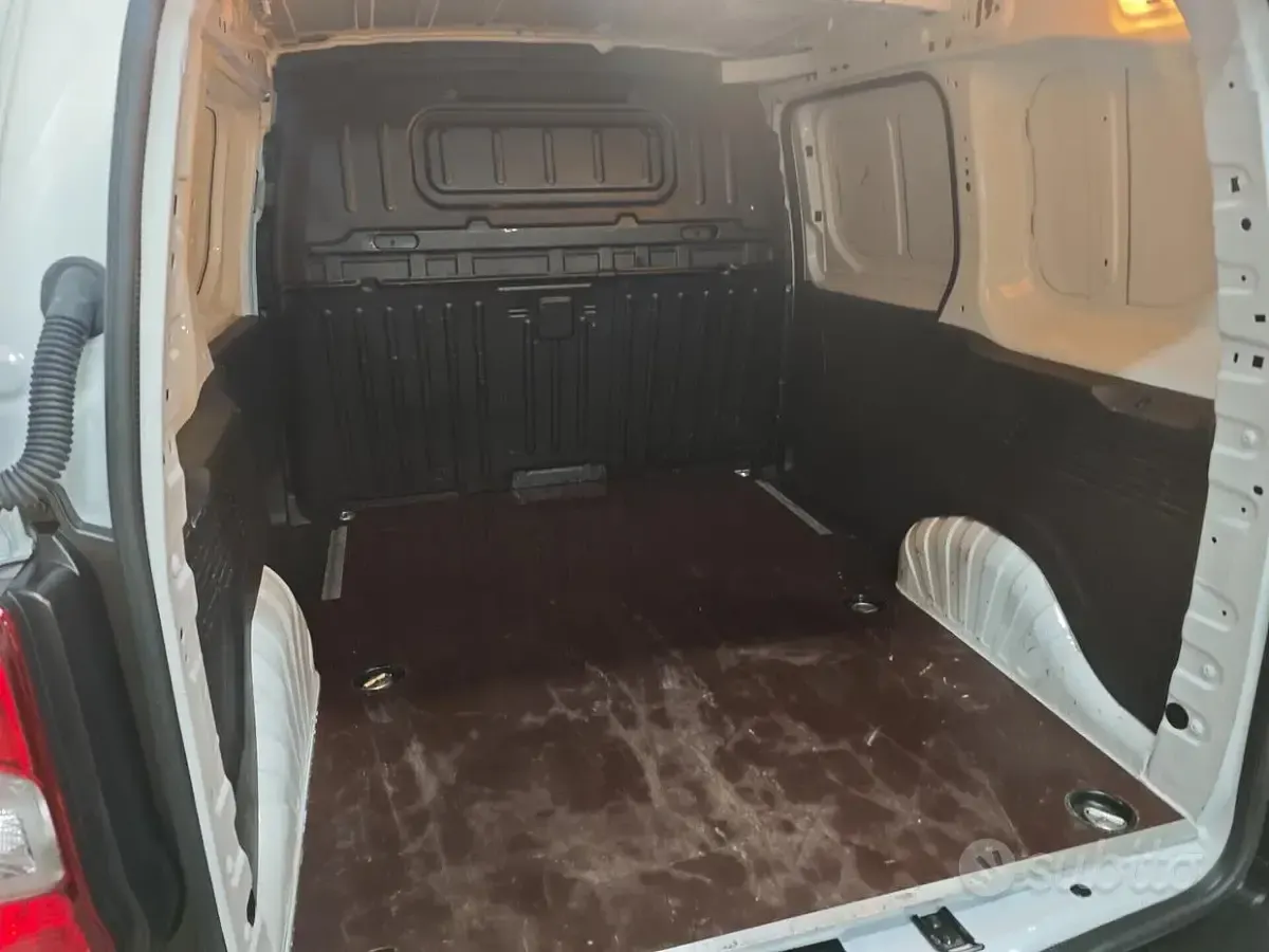 Usata Fiat Doblò 100 CV (73 kW) 2025 Bianco Monovolume