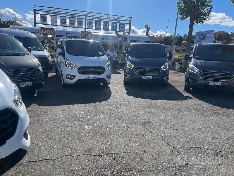 Usata Ford Tourneo Titanium 130 CV (95 kW) 2022 Bianco Monovolume