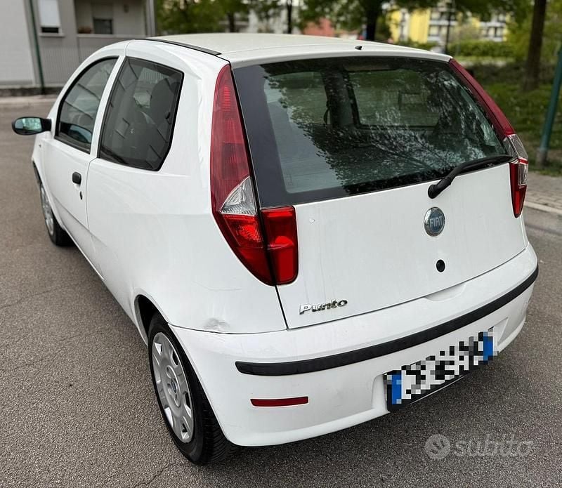 Usata Fiat Punto Dynamic 60 CV (44 kW) 2004 Bianco Utilitaria