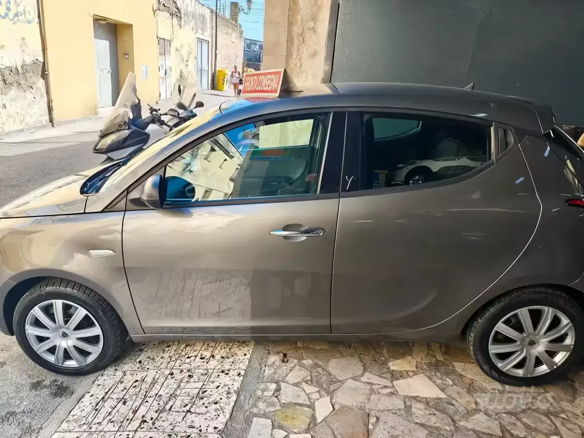 Usata Lancia Ypsilon Silver 69 CV (50 kW) 2016 Grigio Utilitaria