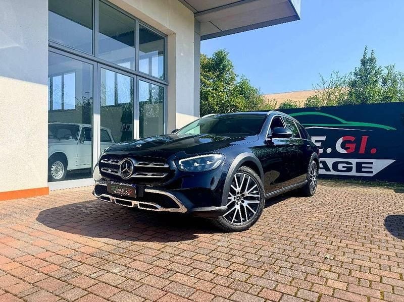 Usata Mercedes E220 Business 200 CV (147 kW) 2022 Obsidian black Station wagon