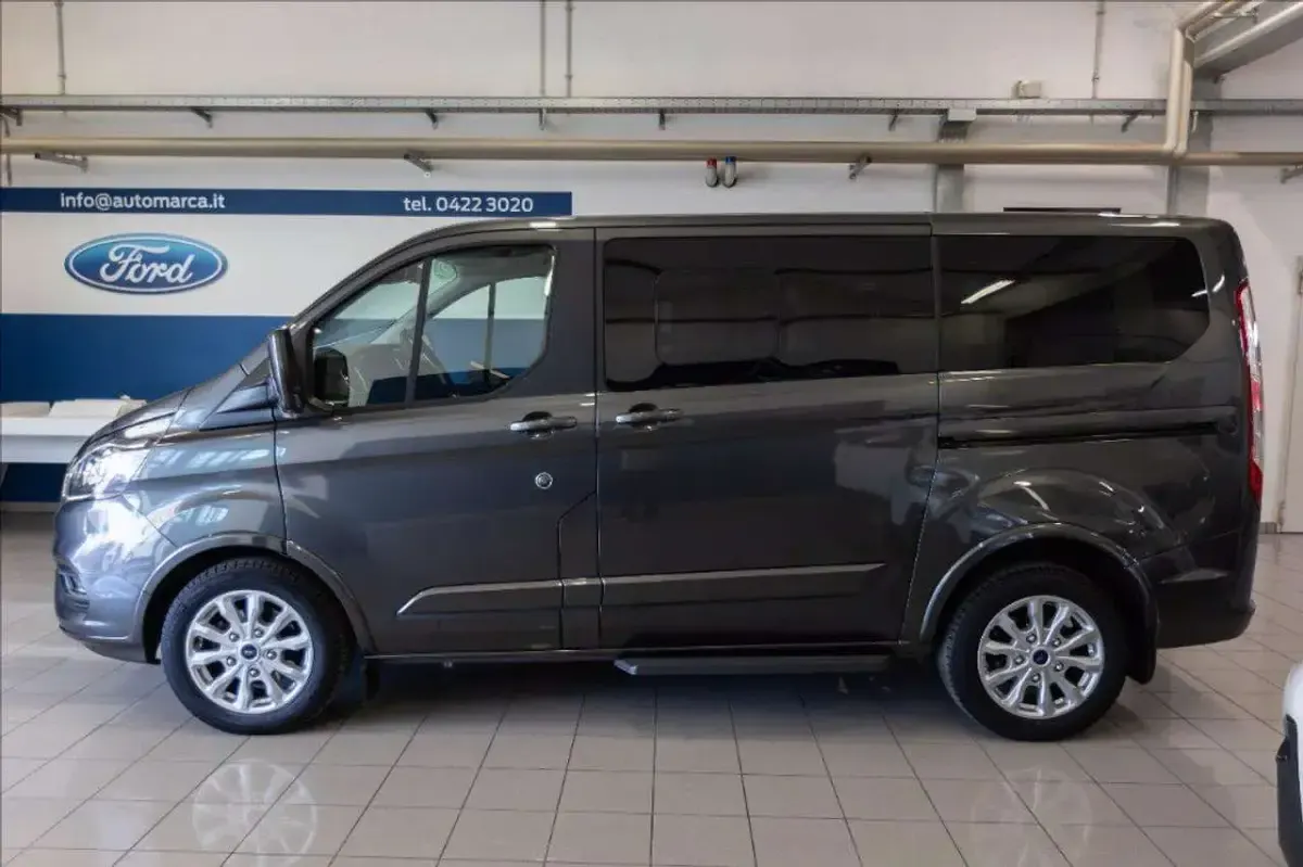 Usata Ford Tourneo Titanium 131 CV (96 kW) 2022 Grigio metallizzato