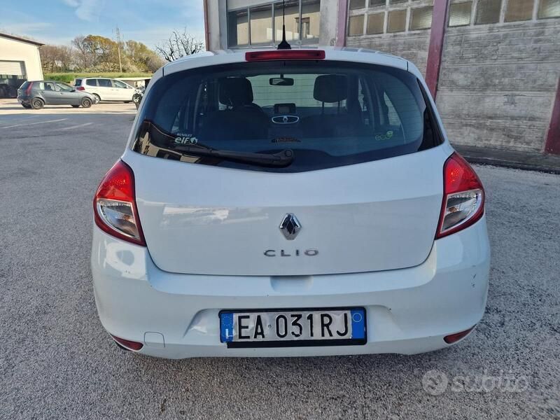 Usata Renault Clio II Dynamique 75 CV (55 kW) 2010 Bianco Berlina