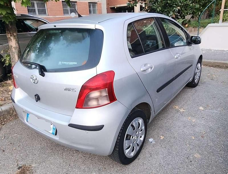 Usata Toyota Yaris Sol 69 CV (50 kW) 2008 Argento Utilitaria