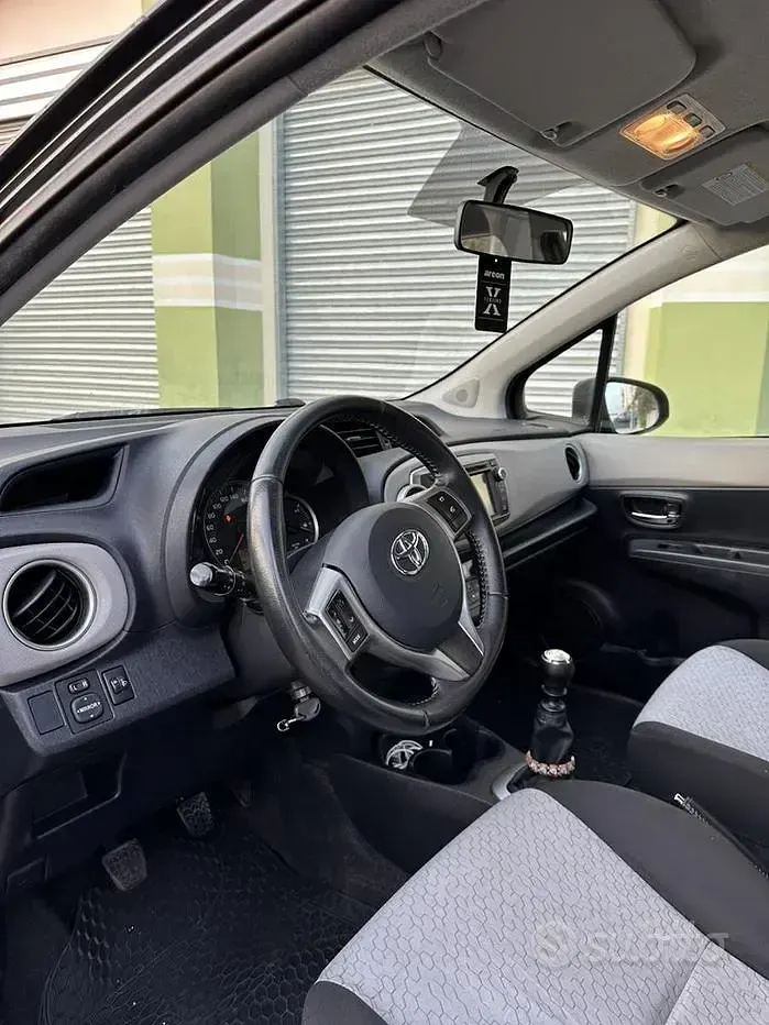 Usata Toyota Yaris Lounge 90 CV (66 kW) 2011 Nero Utilitaria