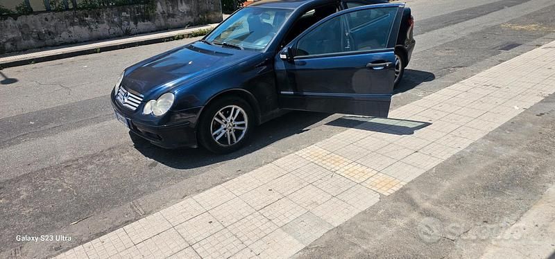 Usata Mercedes C220 140 CV (102 kW) 2004 Blu Coupé