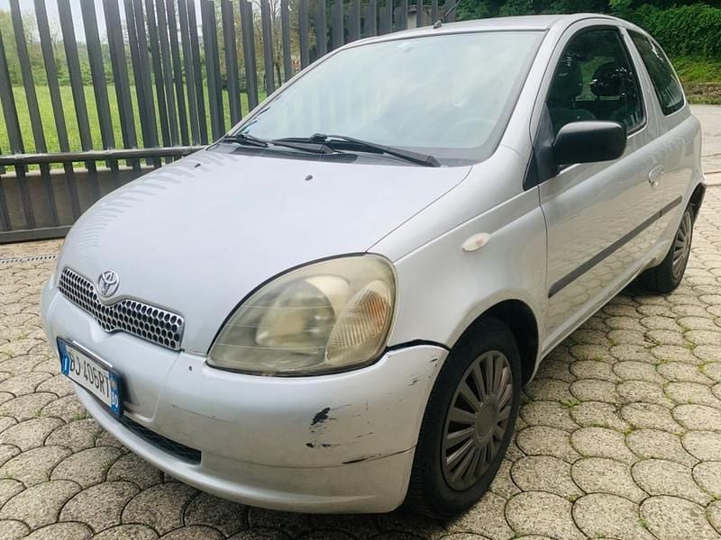 Usata Toyota Yaris 67 CV (49 kW) 2000 Argento Utilitaria
