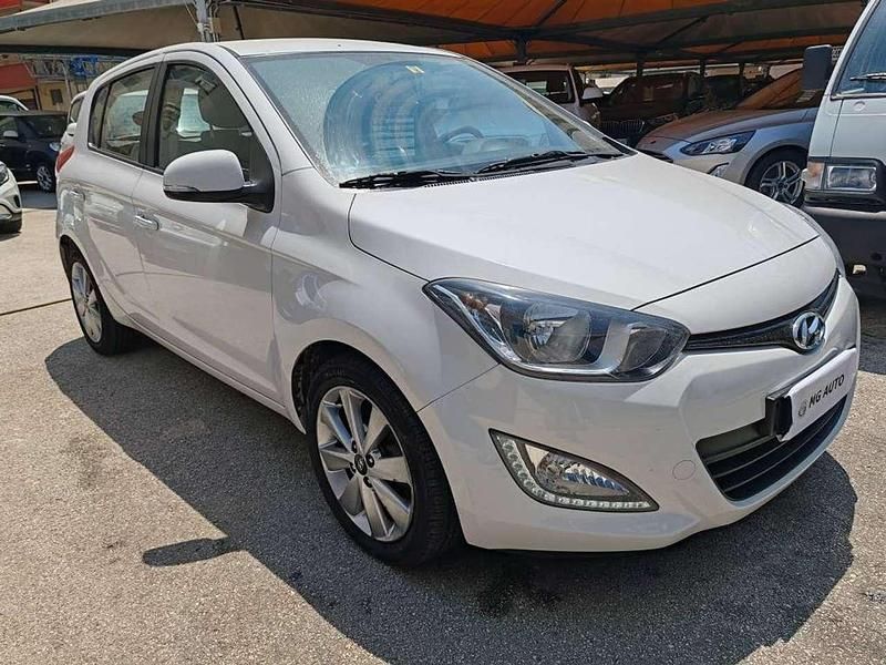 Bianco Usata 2014 Hyundai i20 Comfort Tre volumi | 6200 € (Buon prezzo) - Immagine 1/4
