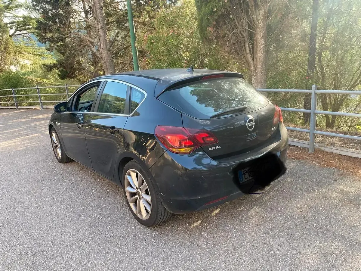 Usata Opel Astra 105 CV (77 kW) 2010 Berlina