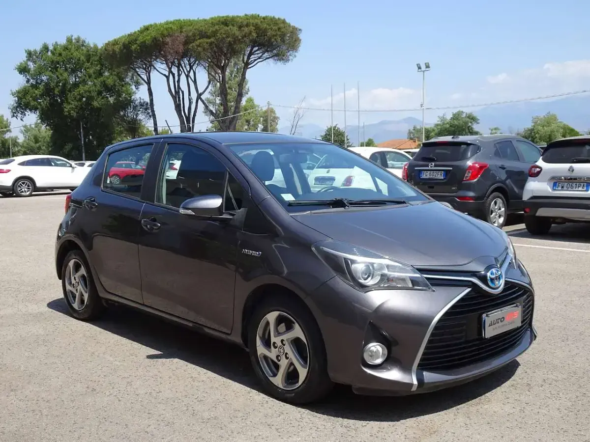 Usata Toyota Yaris Hybrid Active 73 CV (53 kW) 2016 Grigio Berlina