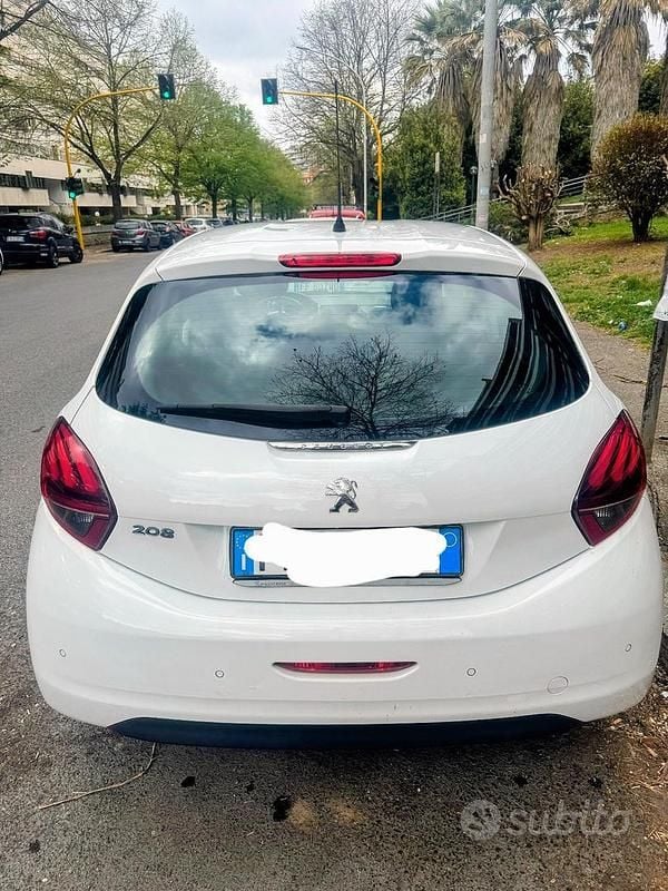 Gebraucht Peugeot 208 Allure 82 PS (60 kW) 2017 Weiß Kleinwagen