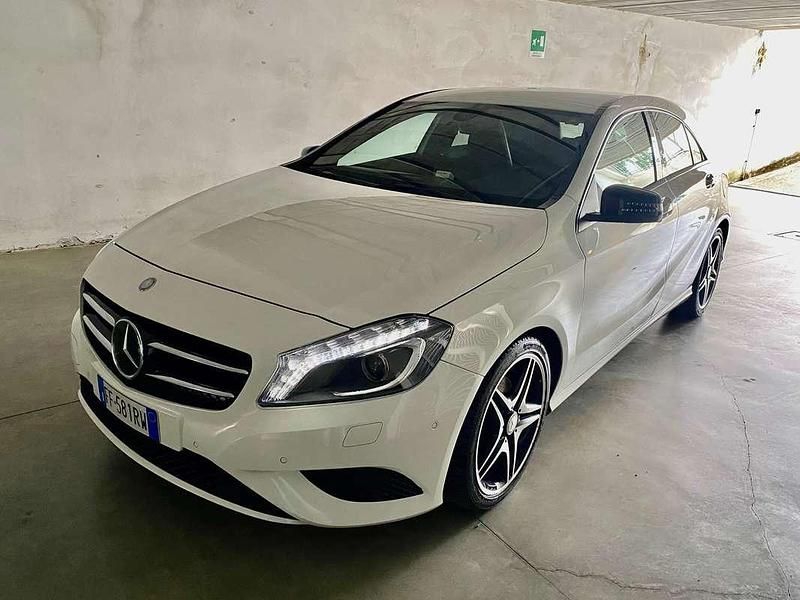 Bianco Usata 2015 Mercedes A180 Tre volumi | 11.500 € (Buon prezzo) - Immagine 1/4