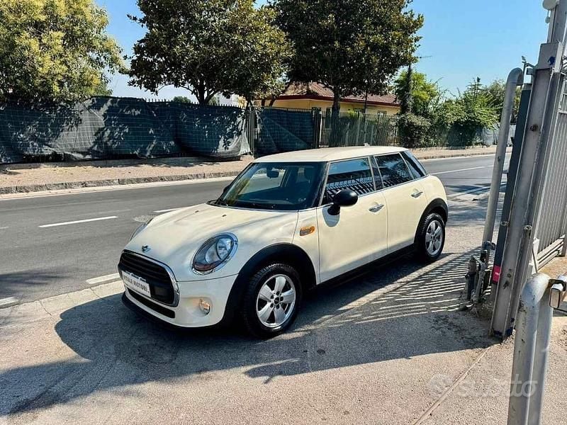 Usata Mini Cooper 75 CV (55 kW) 2017 Beige Utilitaria