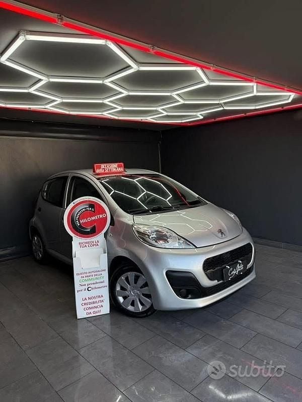 Grigio Usata 2013 Peugeot 107 Active Due volumi | 3999 € (Buon prezzo) - Immagine 1/4