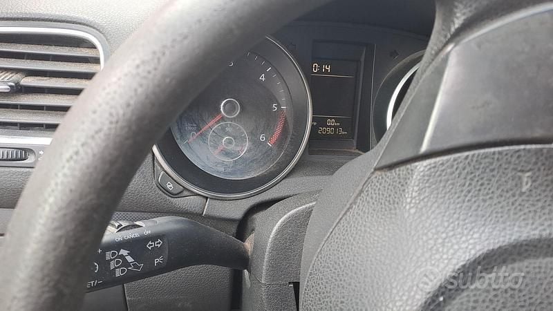 Usado VW Golf VI 102 CV (75 kW) 2009 Negro Utilitario