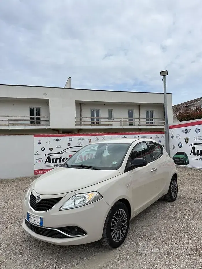 Usata Lancia Ypsilon Gold 69 CV (50 kW) 2015 Beige Utilitaria