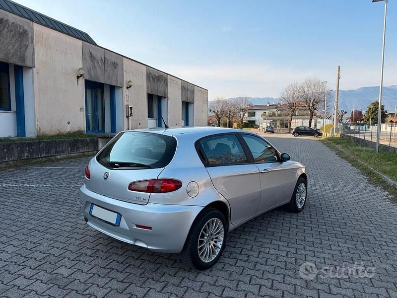 Usata Alfa Romeo 147 120 CV (88 kW) 2007 Grigio Utilitaria