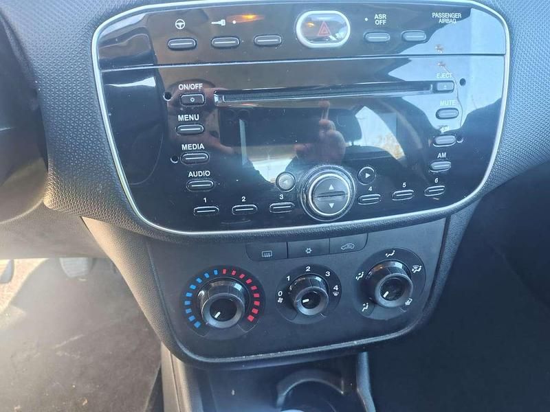Usata Fiat Punto Young 69 CV (50 kW) 2016 Blu/azzurro Berlina