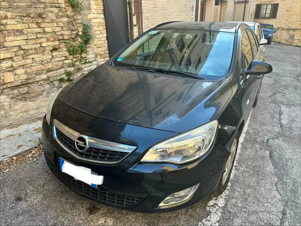Usata Opel Astra 131 CV (96 kW) 2012 Nero Station wagon