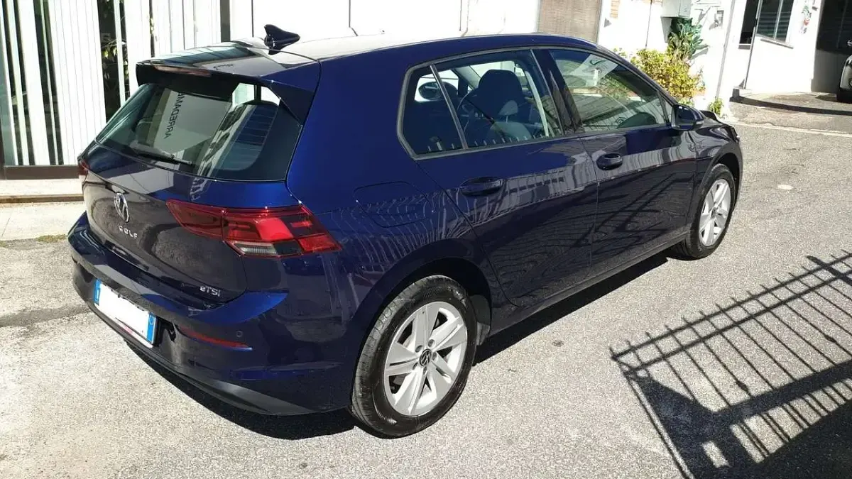 Usata VW Golf VIII Life 110 CV (80 kW) 2022 Blu metallizzato Berlina