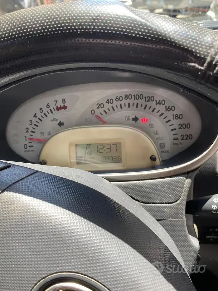 Usata Daihatsu Sirion 91 CV (66 kW) 2008 Grigio Utilitaria