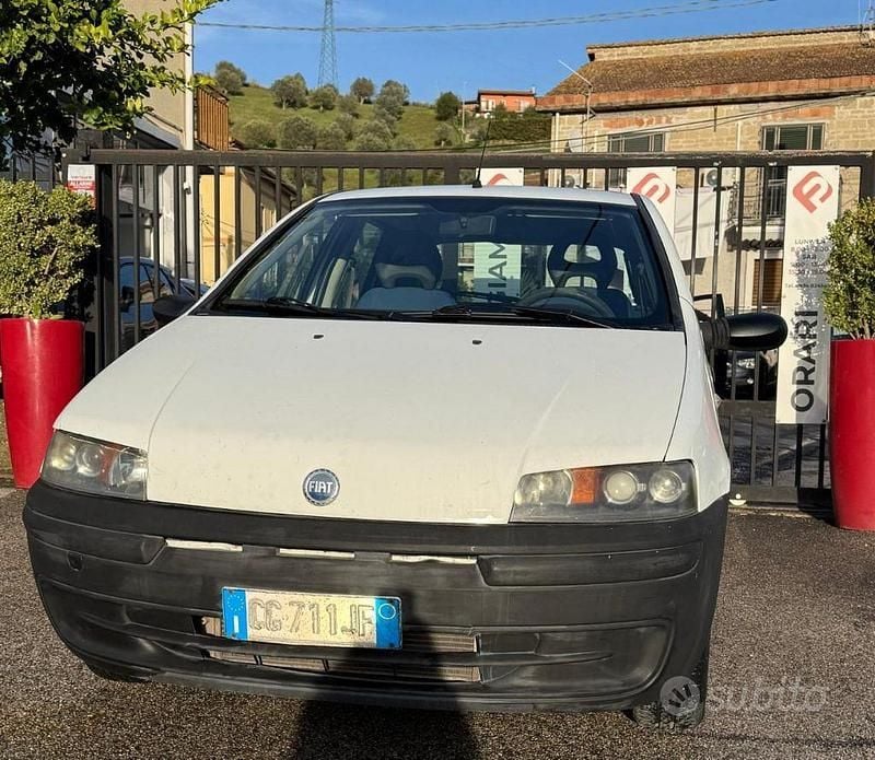 Grigio Usata 2003 Fiat Punto Tre volumi | 800 € (Ottimo prezzo) - Immagine 1/4