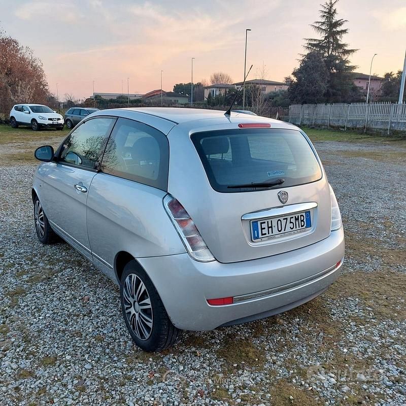 Usata Lancia Ypsilon 69 CV (50 kW) 2011 Grigio Utilitaria