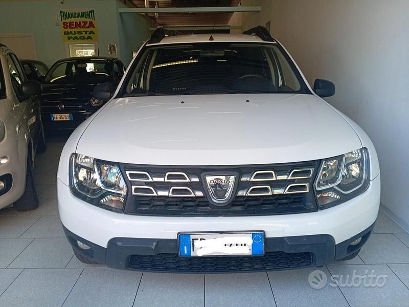 Bianco Usata 2015 Dacia Duster Lauréate SUV | 8900 € (Buon prezzo) - Immagine 1/4
