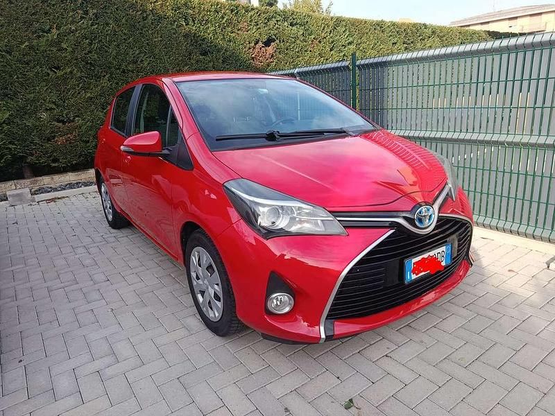 Usata Toyota Yaris Hybrid Active 75 CV (55 kW) 2015 Rosso Berlina